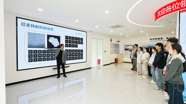 曹海雷为师生讲解冷冻电镜.jpg