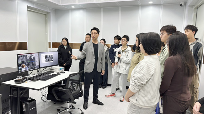 师生参观冷冻电镜工作室.jpg