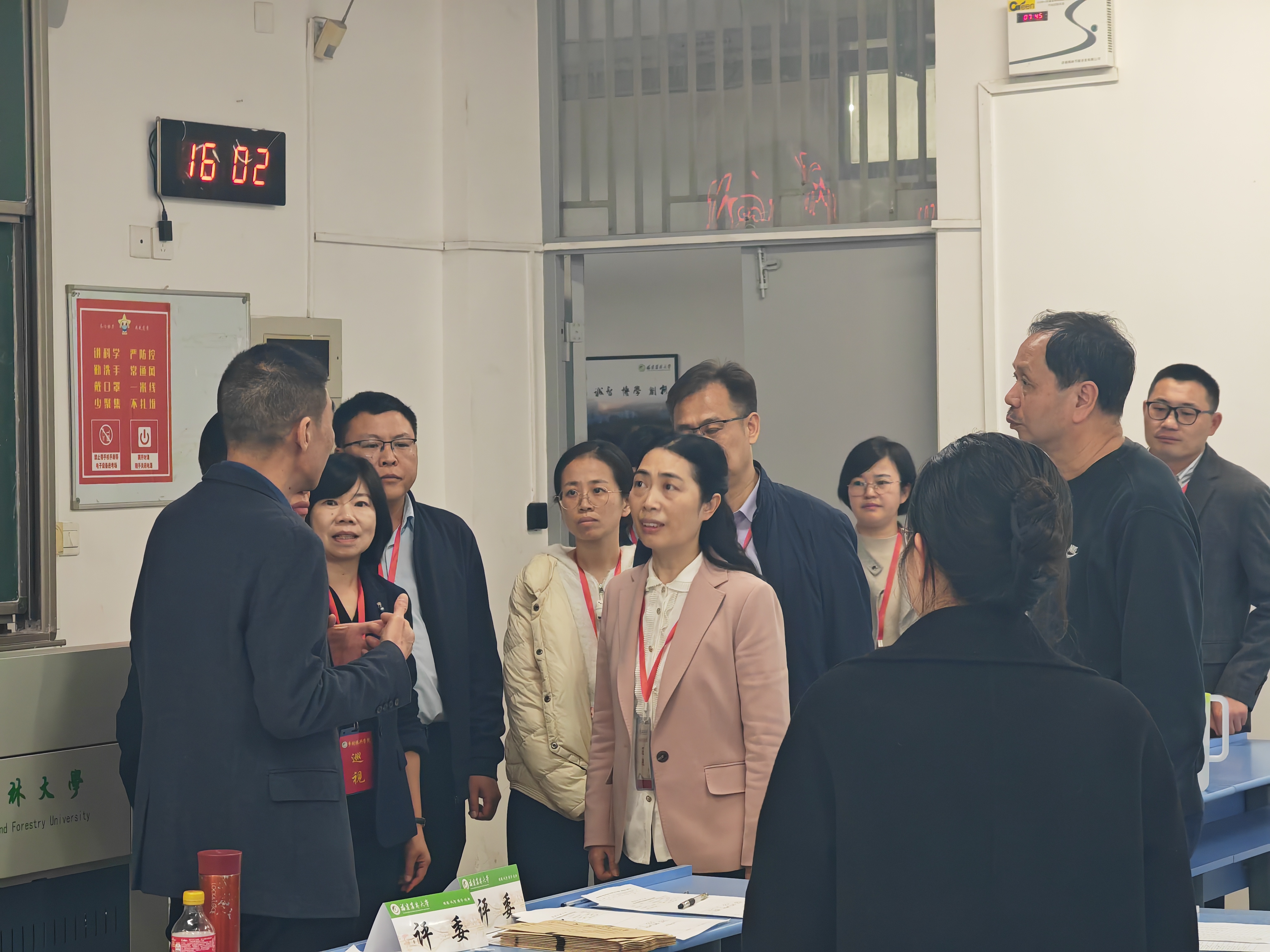 检查组复试结束后和考官交流.jpg 检查组复试结束后和考官交流.jpg