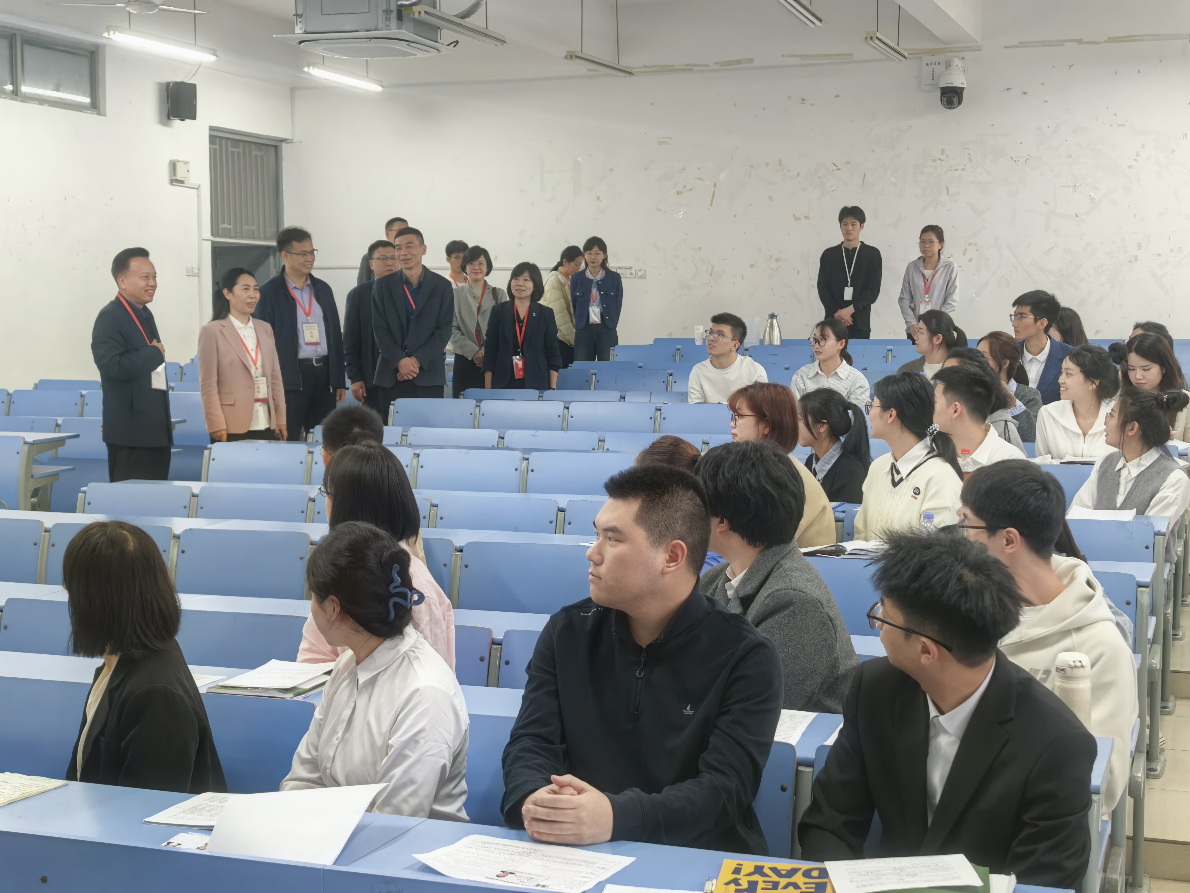 检查组与候考考生亲切交流.jpg 检查组与候考考生亲切交流.jpg