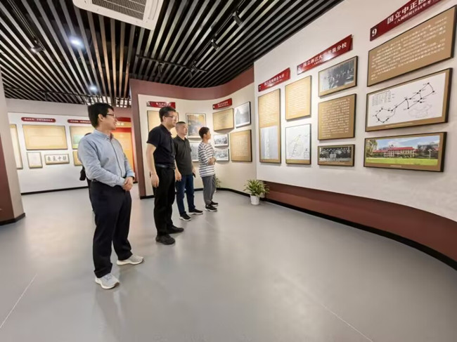 参观闽江源近现代高等院校办学集萃展_.jpg 参观闽江源近现代高等院校办学集萃展_.jpg