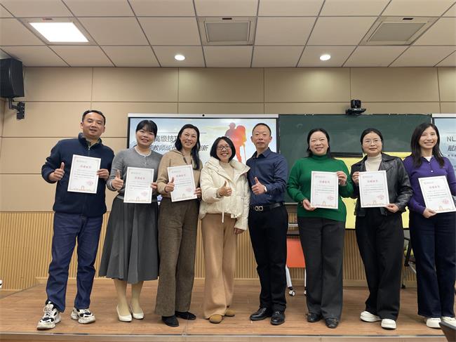 小组成员获得结业证书1.jpg