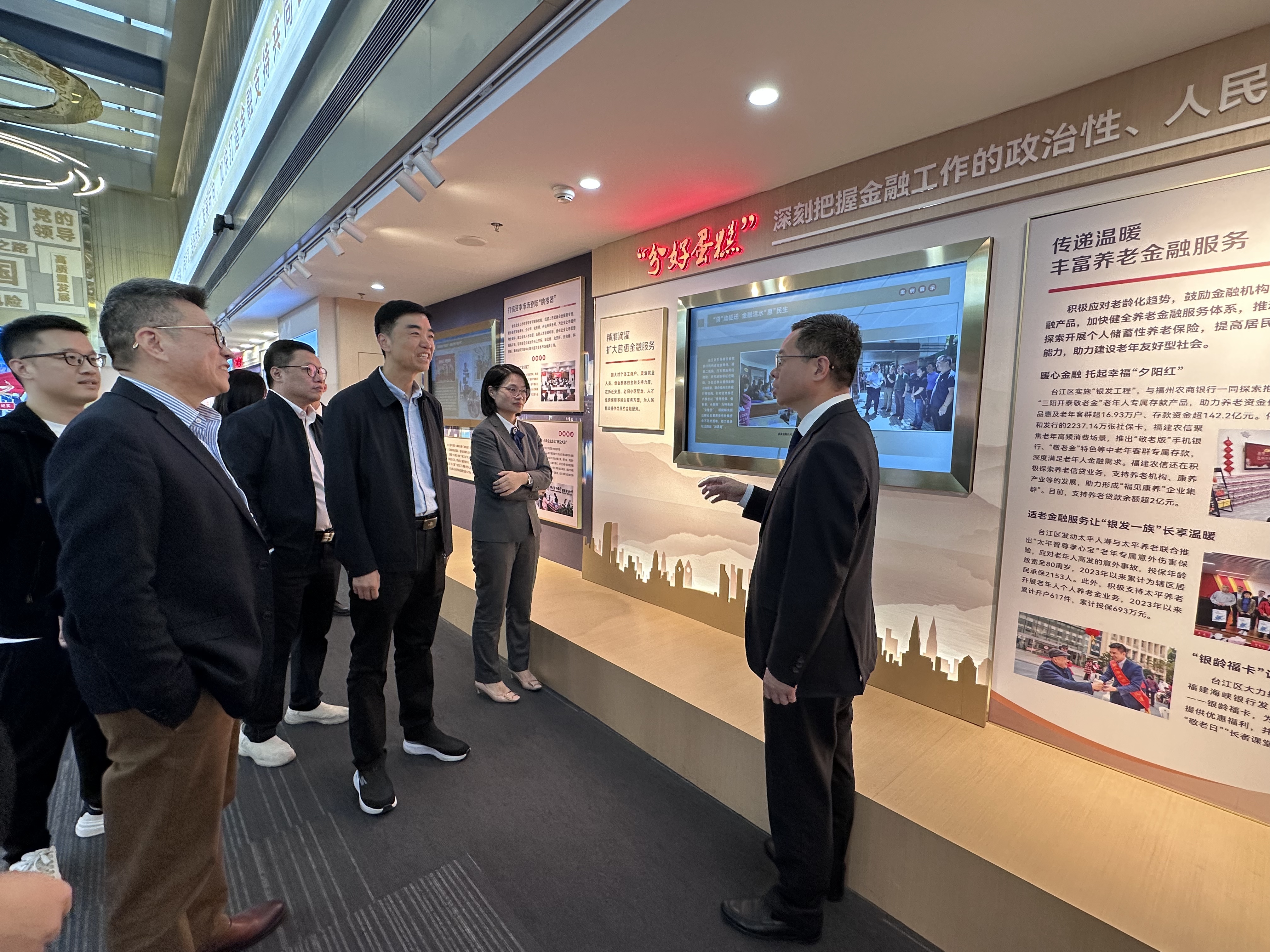 林向前向与会嘉宾介绍福州农商银行历史沿革.jpg